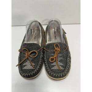 Minnetonka Tilia moccasin slipper in grey suede. Size 9(W).
